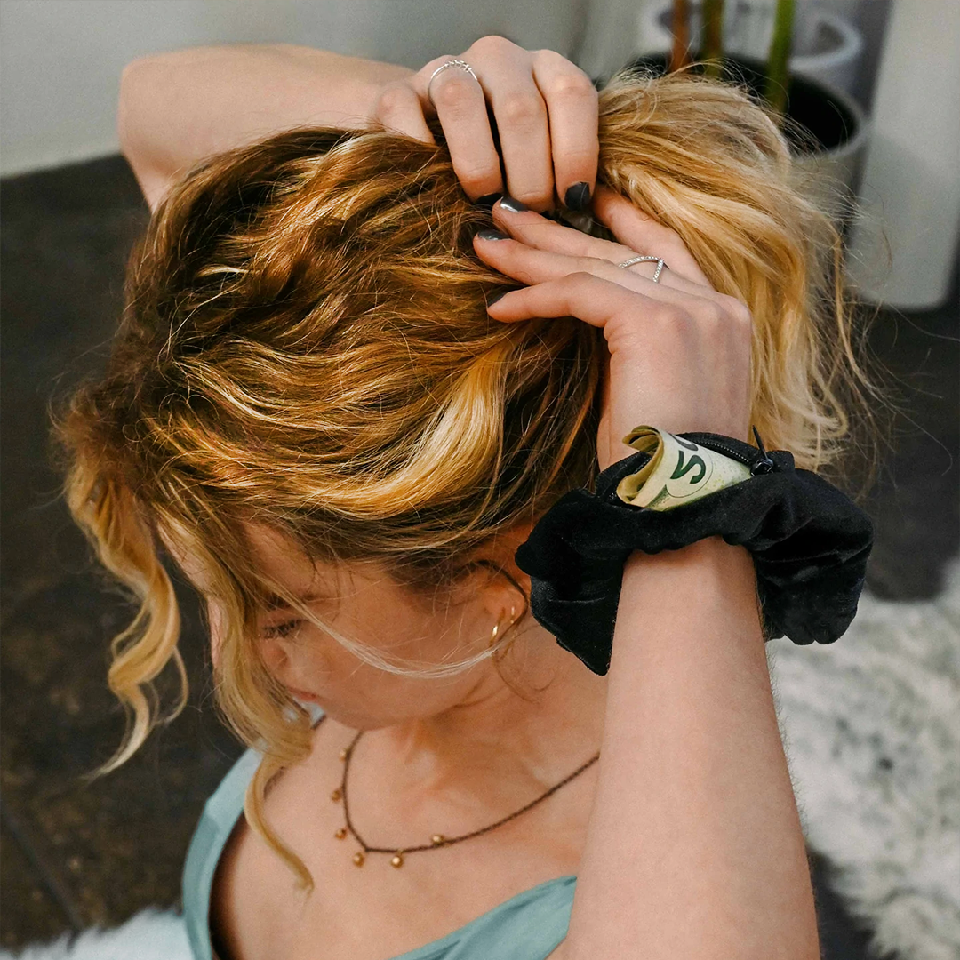 Hiddenpocketscrunchie2.png