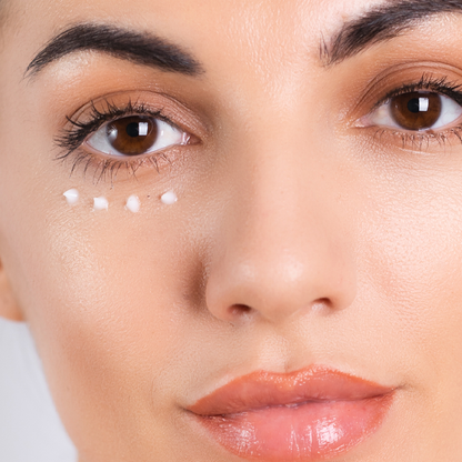 Moisturizing eye cream to eliminate dark circles and wrinkles