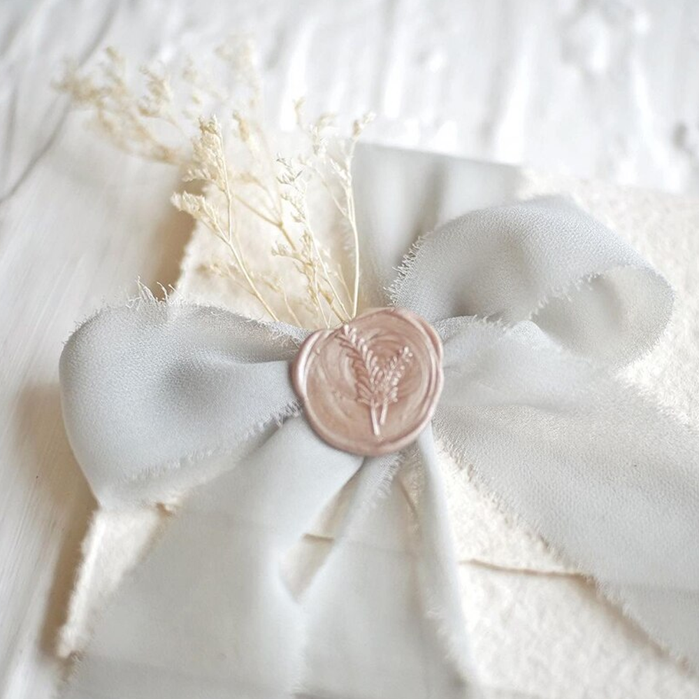 frayededgerippedsilkribbonfordiyweddingsgiftpackagingdecorationgrey.png