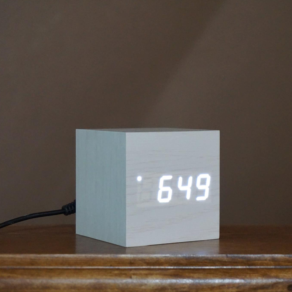 woodendigitalalarmclockwhitewhitelight.png