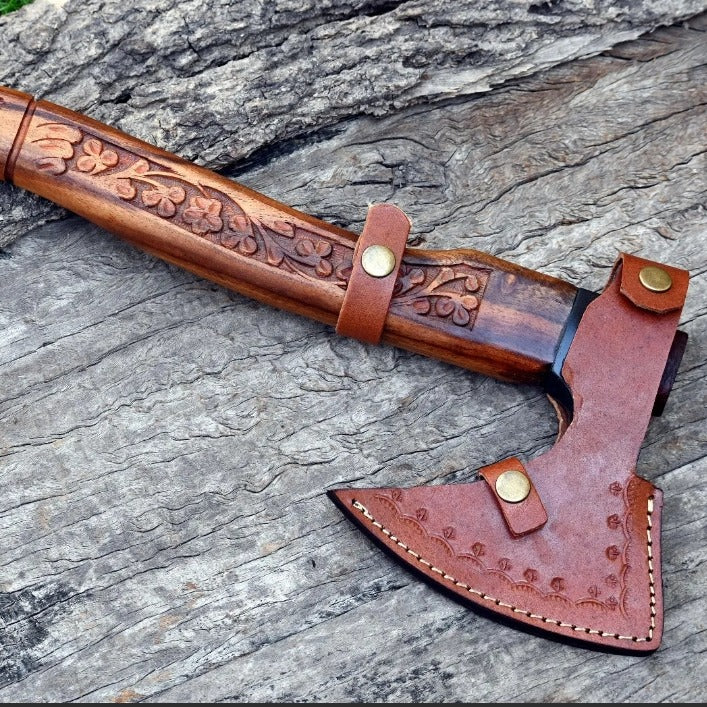 Survival axe while Campingjpeg