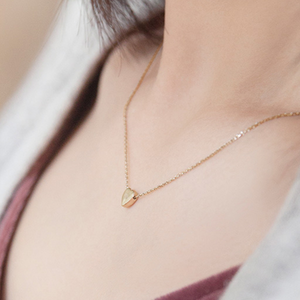 celovisjewellerycustomizedengravingnecklace_4_png_6f2caeb4-8642-40c7-81a2-a282b6c2d296.png