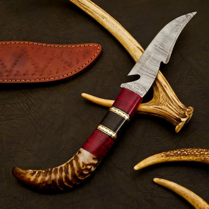 Damascus Skinner with RamHorn - Steel with Handmade Forged Technique - Useful for all Hides - Damascus Knife with all pu