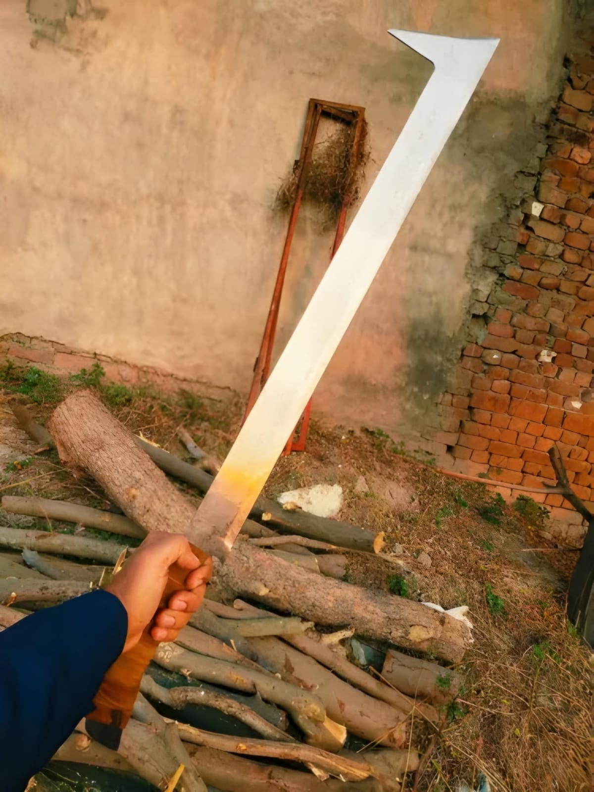 The Lord of the Rings – Dark Spiked Sword Replica | Battle-Worn Fantasy Blade from Middle-earth