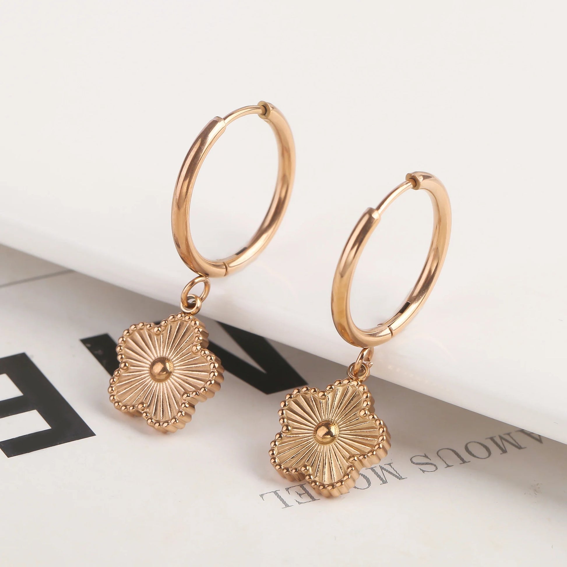 E29EY2KNewDesignMetalPlumLaserFiveLeafFlowerPlantBraceletStainlessSteelWaterproofHigh