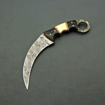 Damascus Steel Knife.png