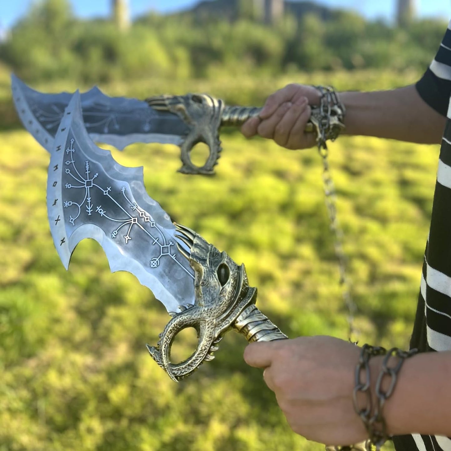 God-of-war-blades-of-chaos-metal-god-of-war-god-of-war-blades-of-chaos-sword-twin- blades-kratos-metal-cosplay (2).jpg