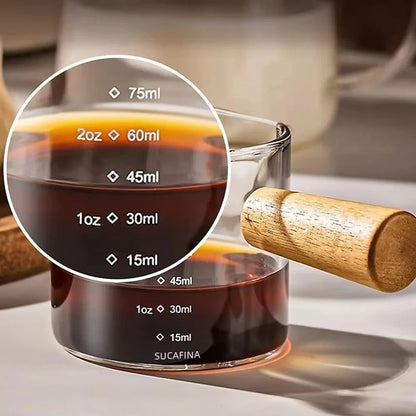 Kitchen measuring cup for liquids
