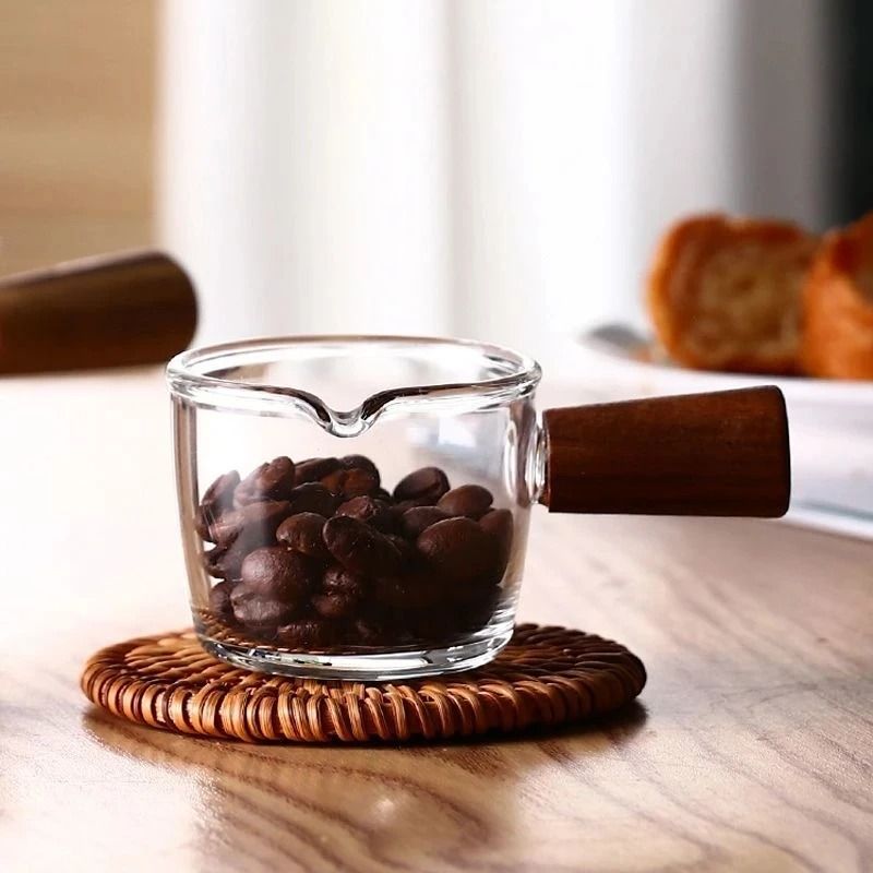 Barista measuring cup with handle