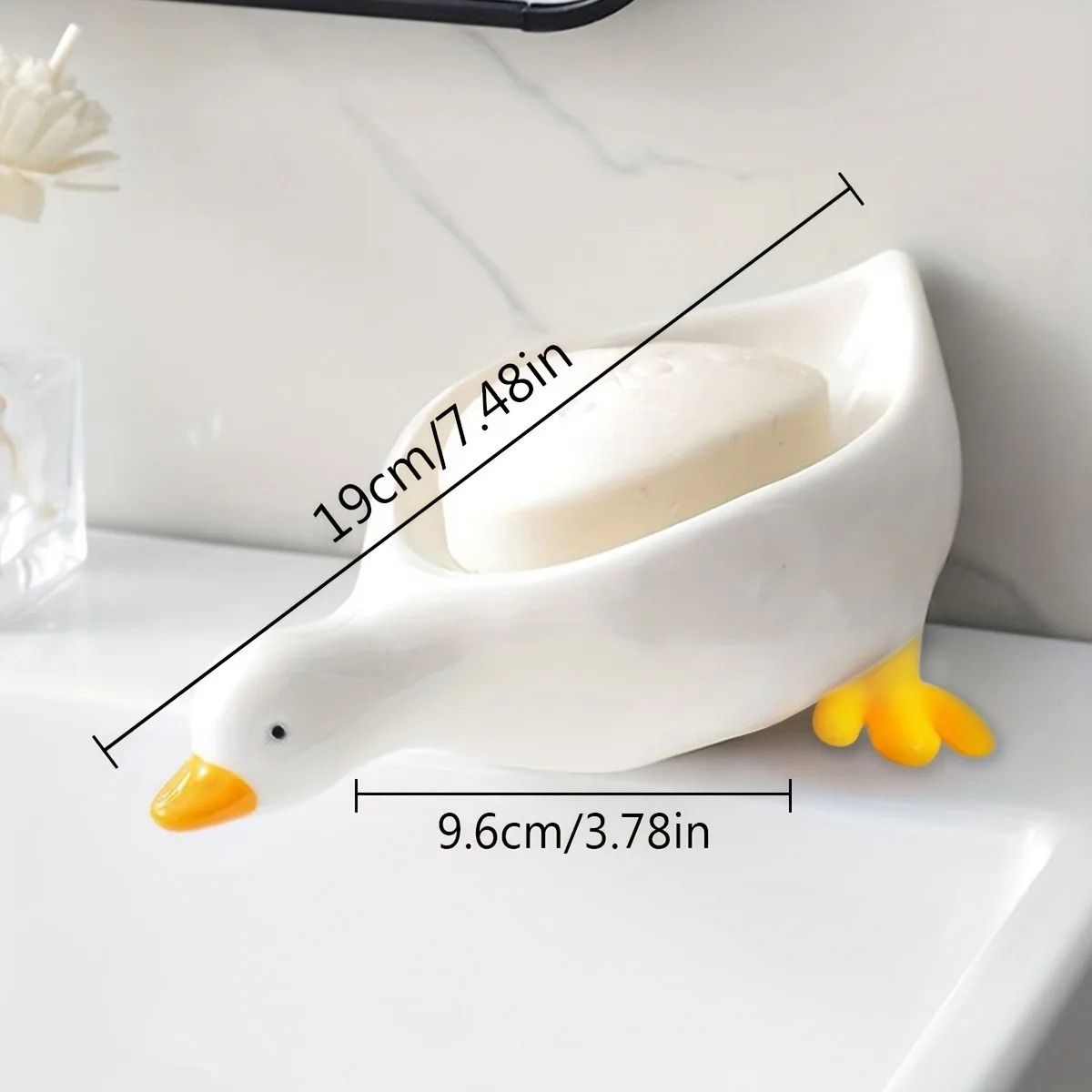 Plastic soap tray with drainage