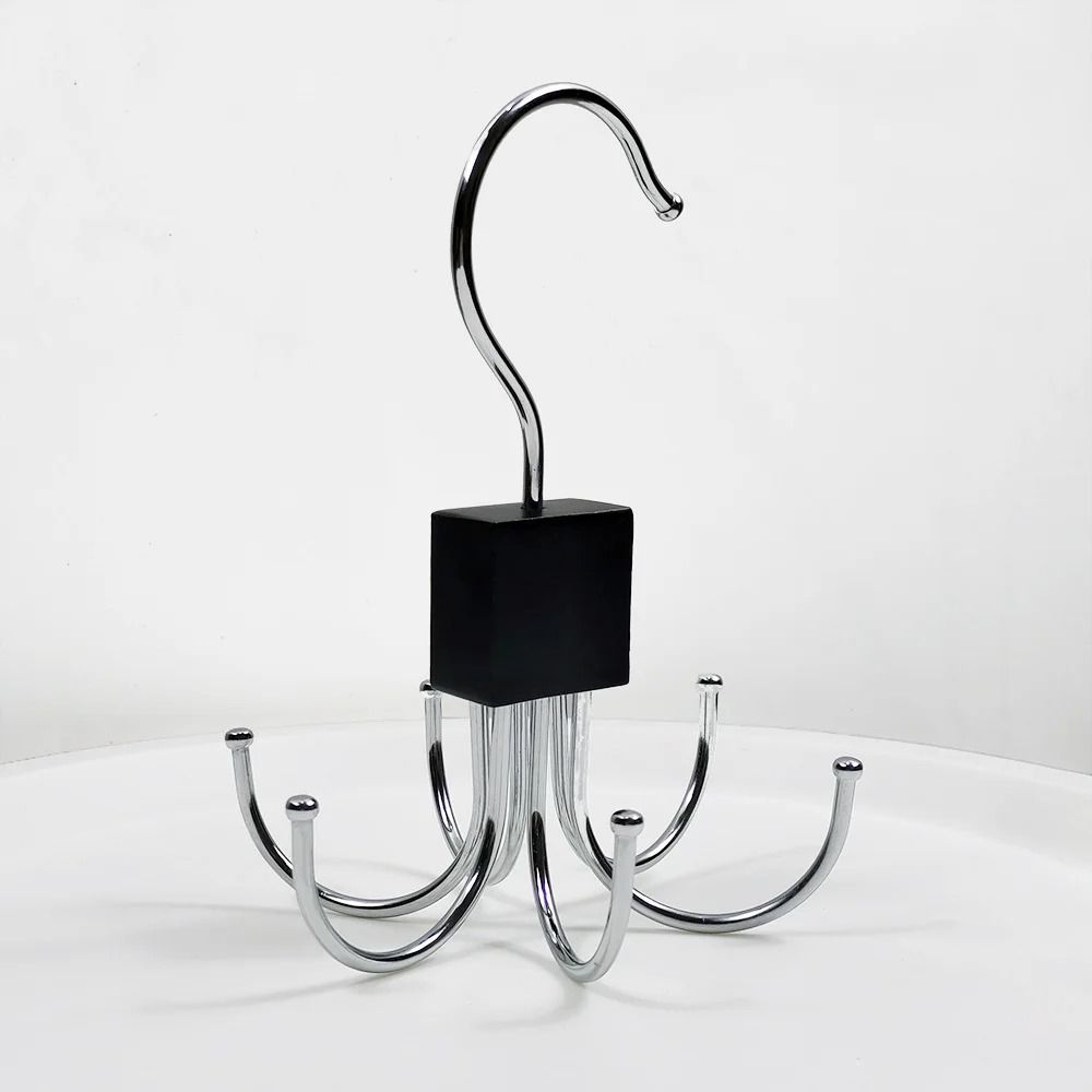Closet belt hanger with rotating design