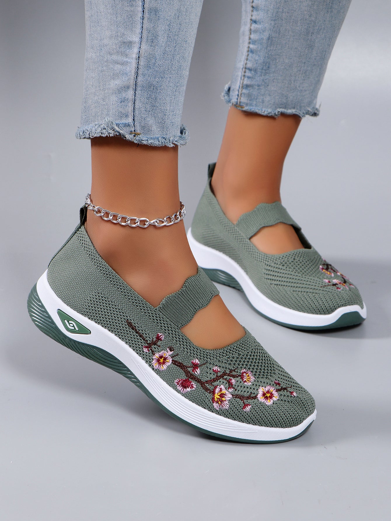 Spring New Women's Sports Shoes, Fashionable, Breathable & Lightweight Casual Flat Shoes