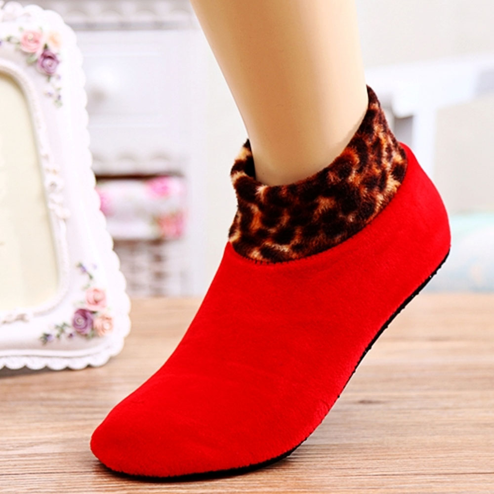 Moisturewicking non slip thermal socks for comfort